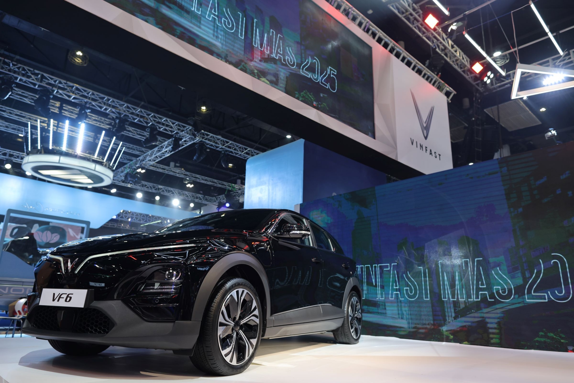 Cùng với việc mở bán xe VF 6, VinFast triển khai chương trình miễn phí sạc tại hệ thống trạm sạc chuyên biệt của hãng đến hết ngày 1/5/2027.